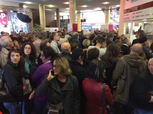 Dans le hall d'accueil du festival, la foule se presse !
